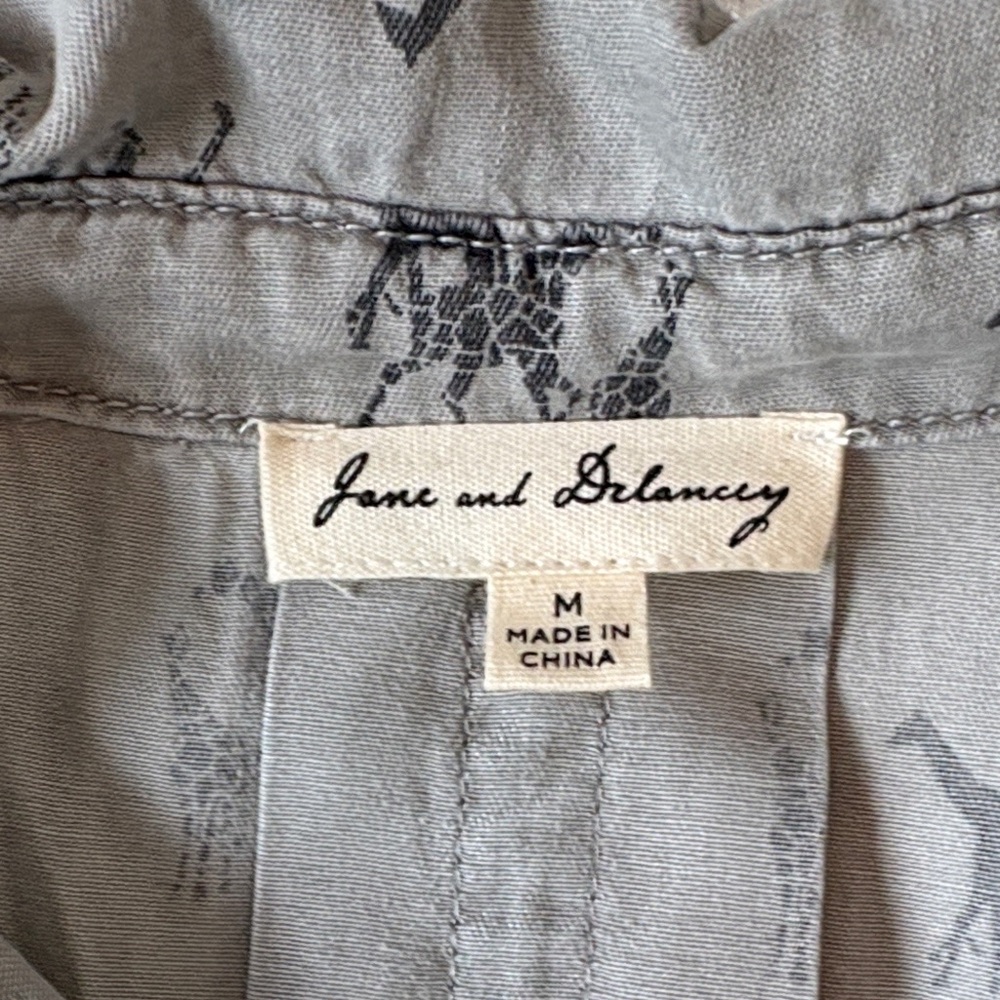 Light Gray giraffe Printed Button-Front Blouse - Picture 2 of 3